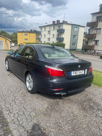 BMW 523i 4 of 5