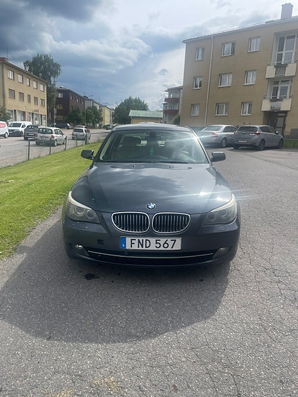 BMW 523i 2 of 5