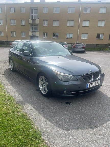 BMW 523i 3 of 5