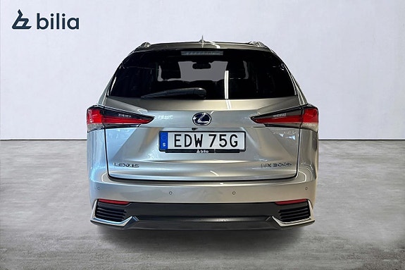 Lexus NX300h 4 of 5