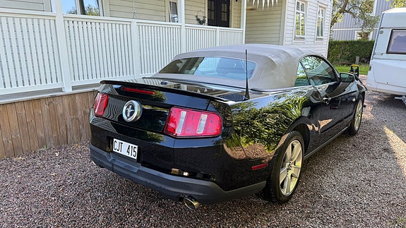 Ford Mustang 3 of 5