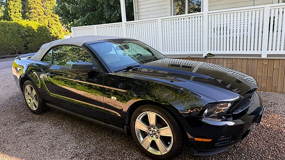 Ford Mustang 4 of 5
