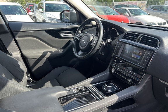 Jaguar F-PACE 14 of 24