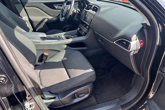 Jaguar F-PACE 11 of 24