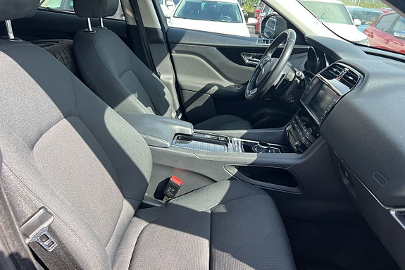 Jaguar F-PACE 12 of 24