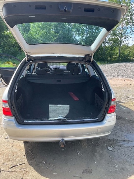 Mercedes-Benz E200 3 of 5