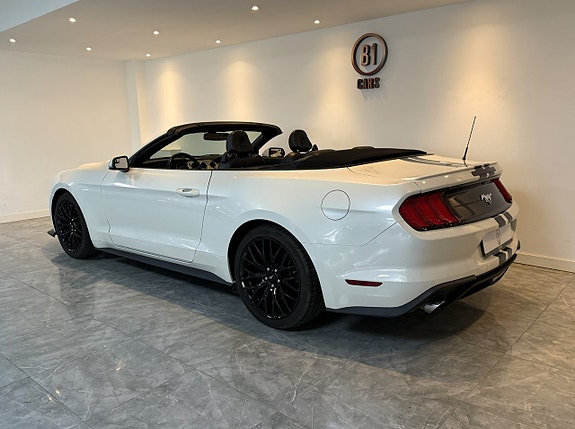 Ford Mustang 4 of 5