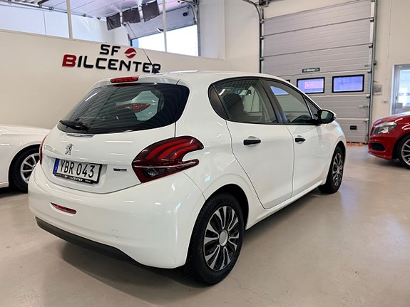Peugeot 208 2 of 5