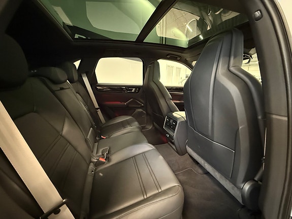Porsche Cayenne 9 of 20