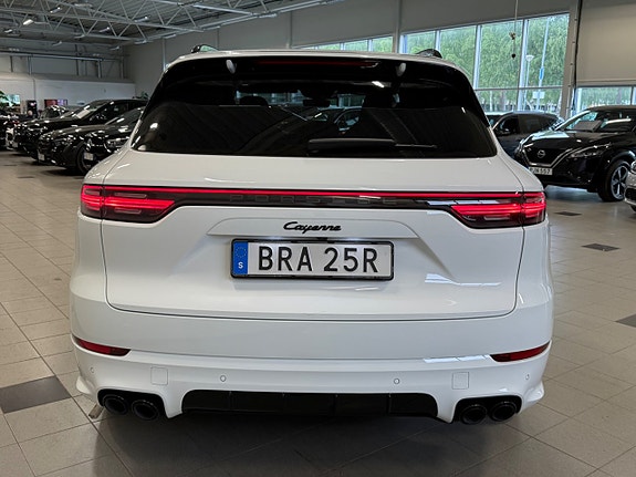 Porsche Cayenne 4 of 5
