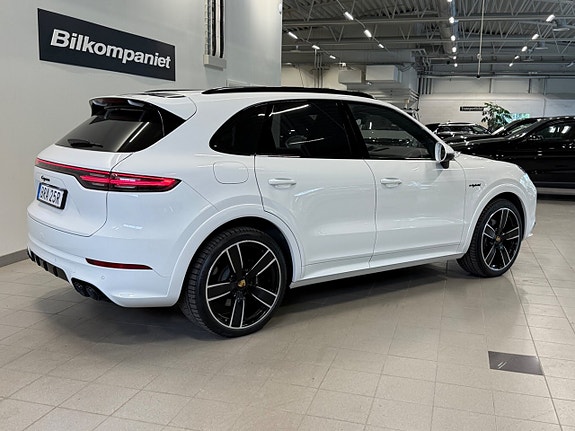 Porsche Cayenne 3 of 5