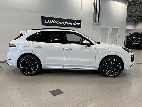 Porsche Cayenne 2 of 5