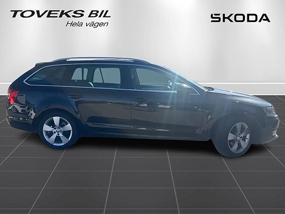 Skoda Octavia 2 of 5