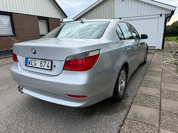 BMW 520i 4 of 5