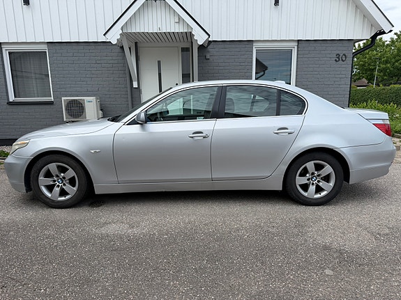 BMW 520i 2 of 5