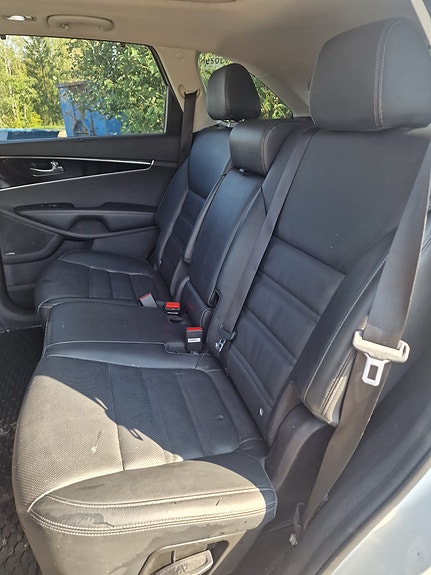 Kia Sorento 3 of 5