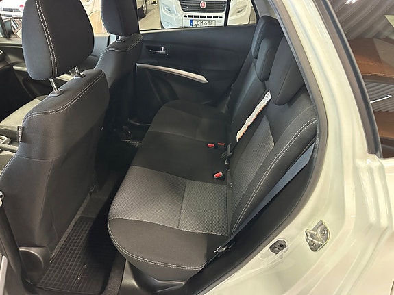 Suzuki S-Cross 7 of 13