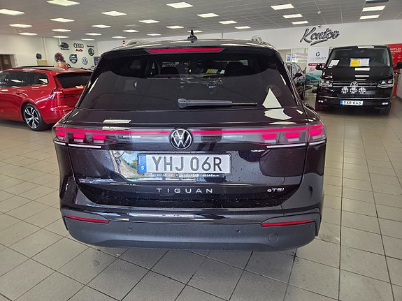 Volkswagen Tiguan 2 of 5