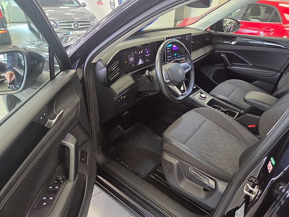 Volkswagen Tiguan 2 of 5