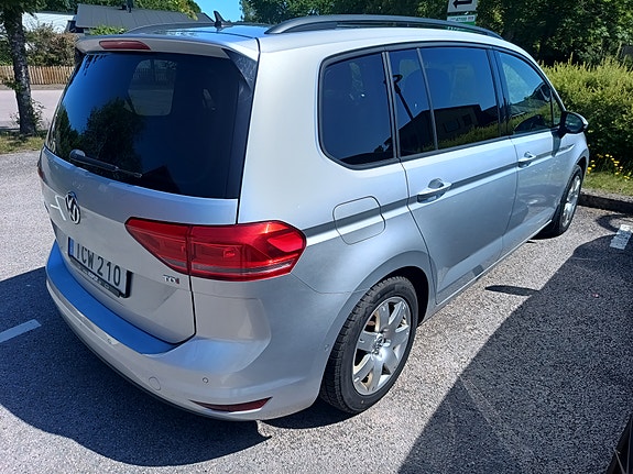 Volkswagen Touran 2 of 5