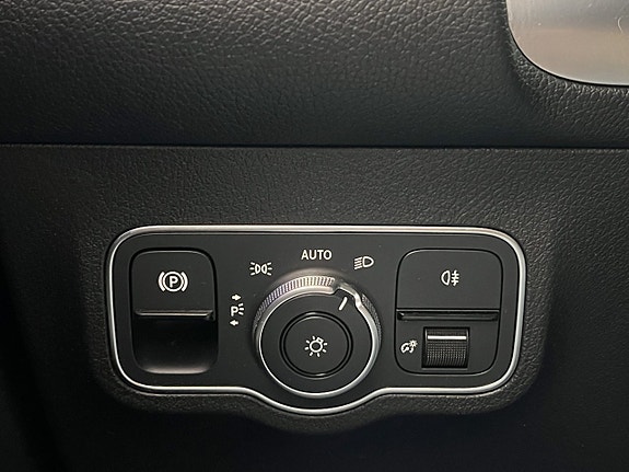 Mercedes-Benz GLB200 d 26 of 30
