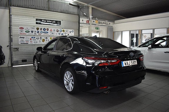 Toyota Camry 3 of 5
