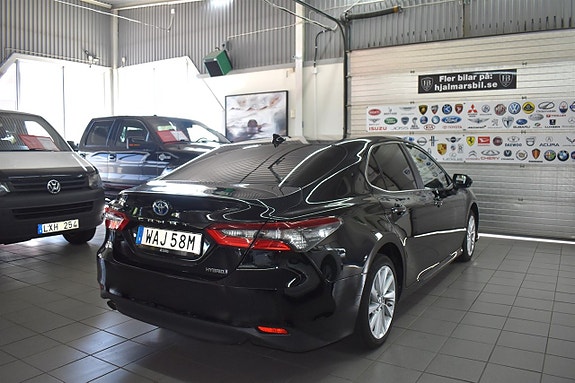 Toyota Camry 2 of 5