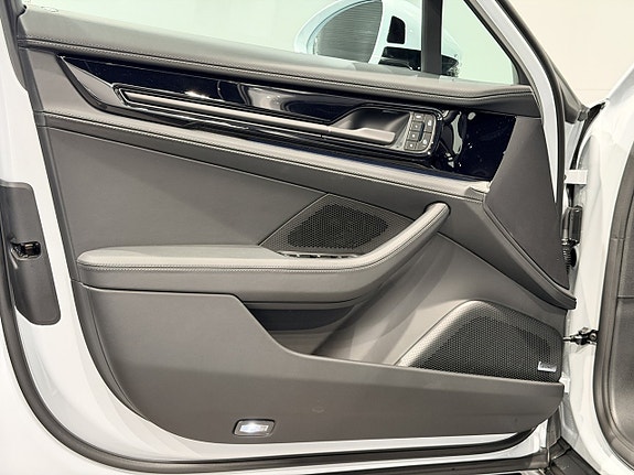 Porsche Panamera 4S 15 of 30