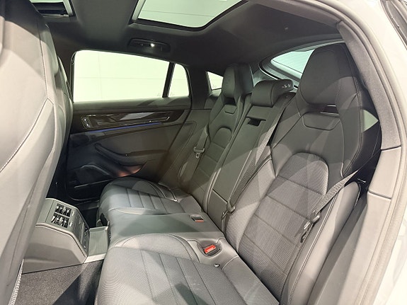 Porsche Panamera 4S 28 of 30