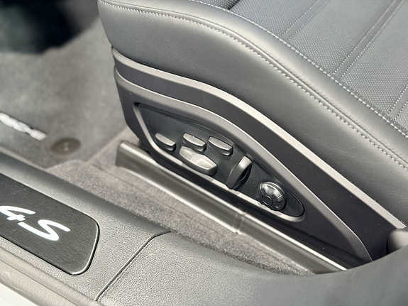 Porsche Panamera 4S 19 of 30