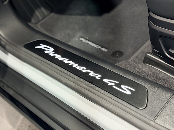 Porsche Panamera 4S 16 of 30