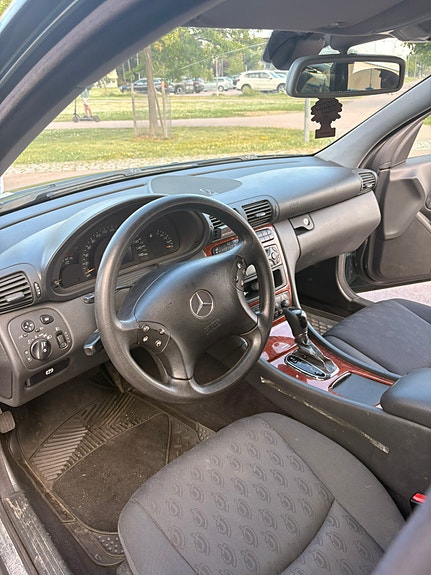 Mercedes-Benz C180 7 of 8