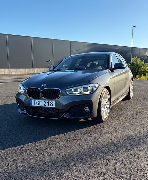 BMW 118i 2 of 5