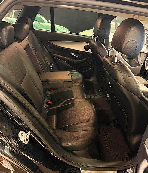 Mercedes-Benz E220 19 of 23