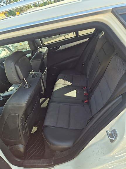 Mercedes-Benz C180 8 of 11