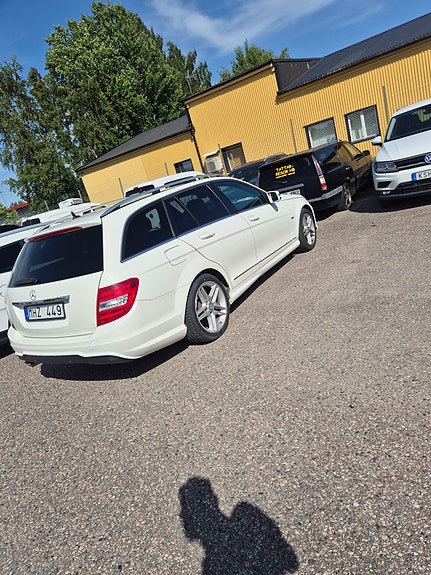 Mercedes-Benz C180 3 of 5