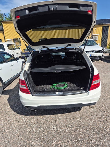 Mercedes-Benz C180 4 of 5