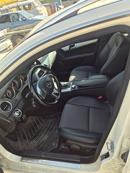 Mercedes-Benz C180 9 of 11