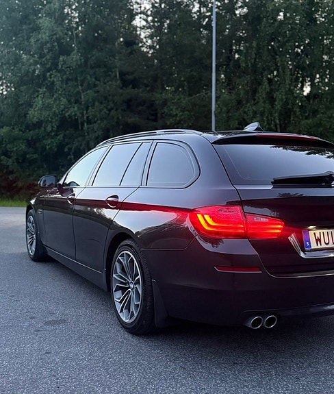 BMW 520d 3 of 5
