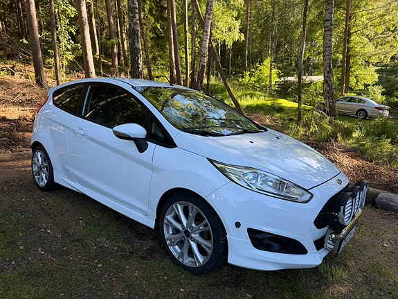 Ford Fiesta 2 of 5