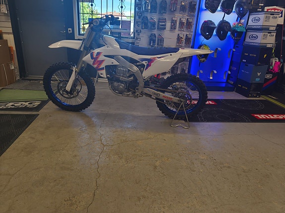Yamaha YZF 450 2 of 8