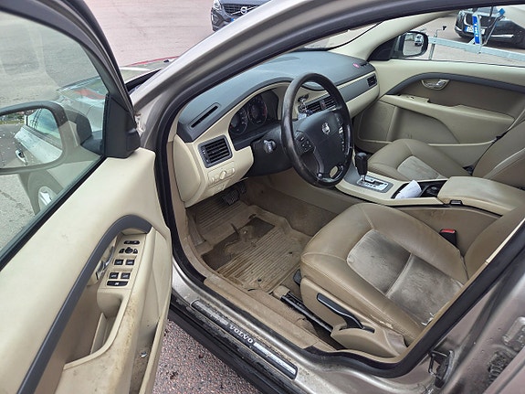 Volvo V70 2 of 5