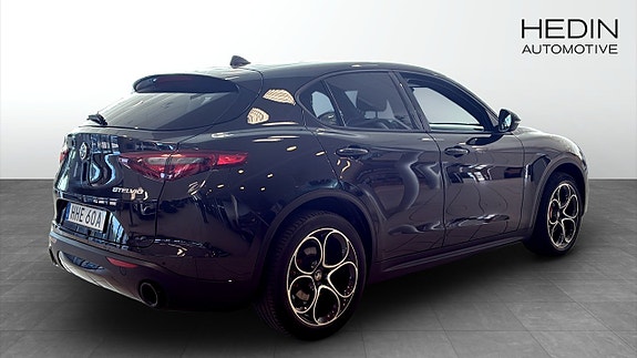 Alfa Romeo Stelvio 2 of 5