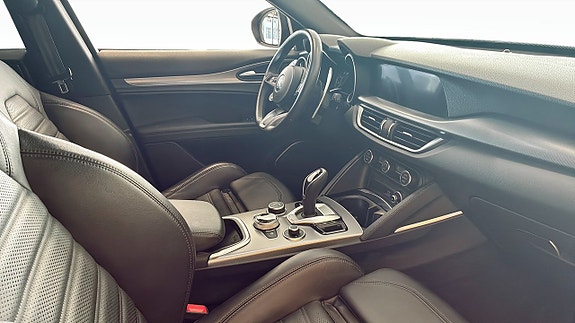 Alfa Romeo Stelvio 3 of 5