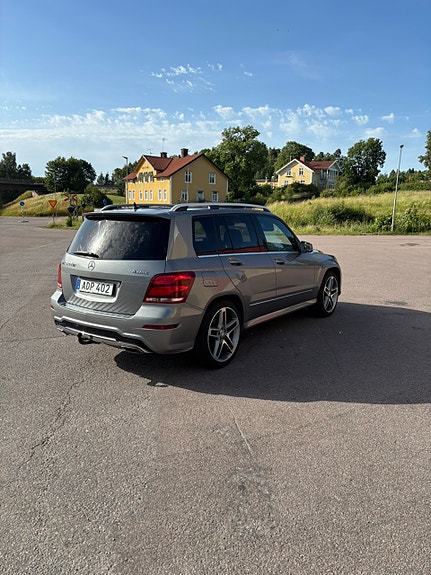 Mercedes-Benz GLK220 2 of 5