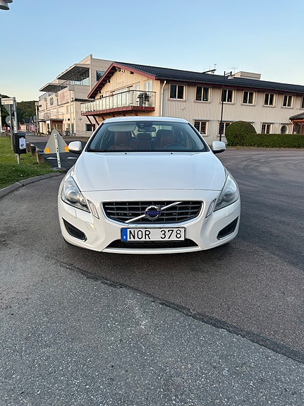 Volvo S60 2 of 5