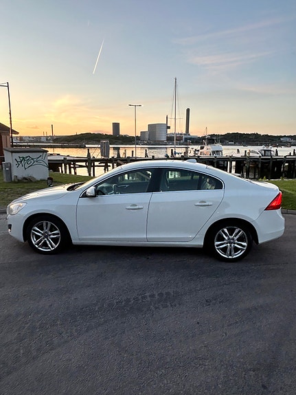 Volvo S60 4 of 5