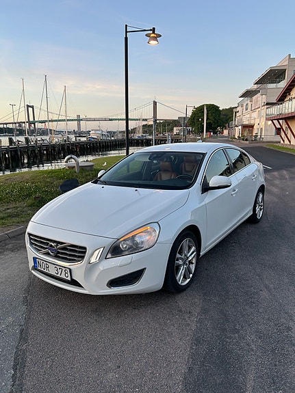 Volvo S60 3 of 5