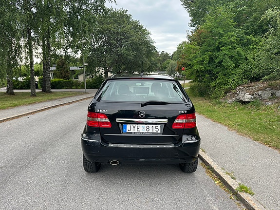 Mercedes-Benz B180 4 of 5