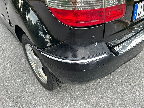 Mercedes-Benz B180 3 of 5